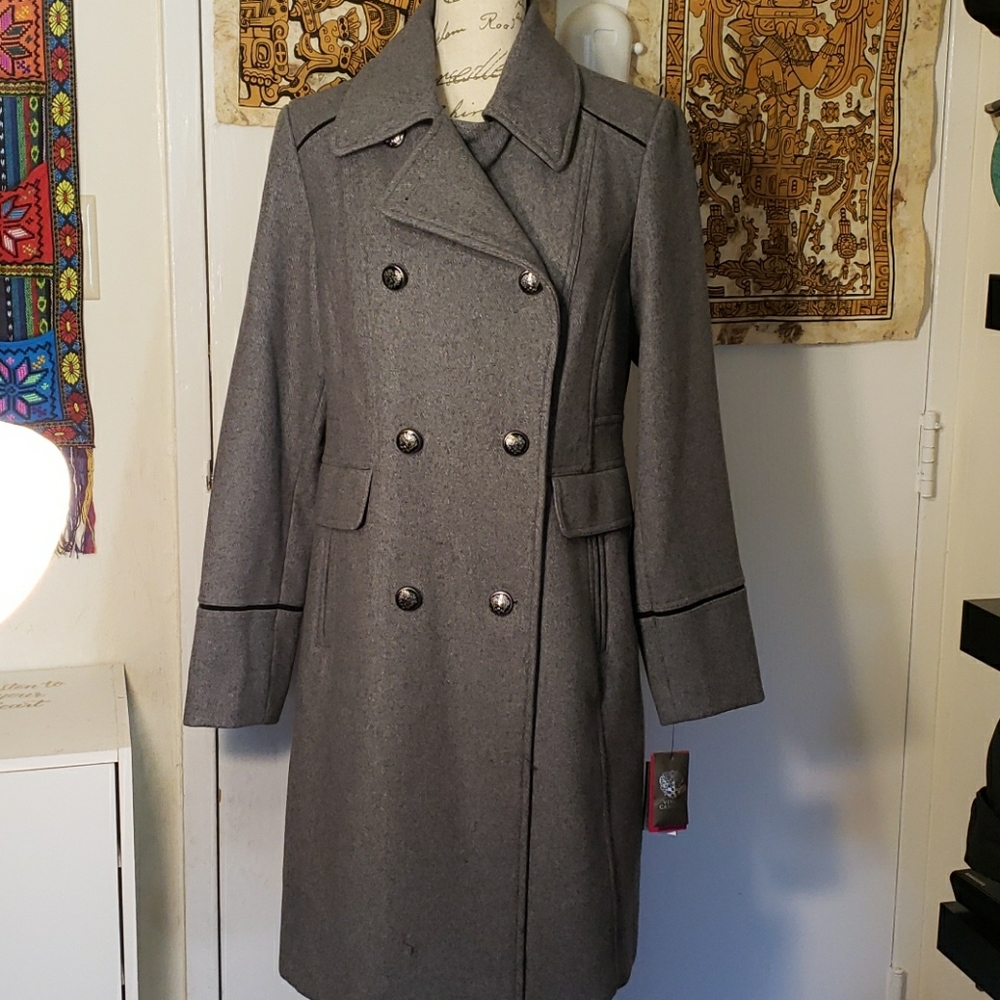 woman vince camuto gray coat.